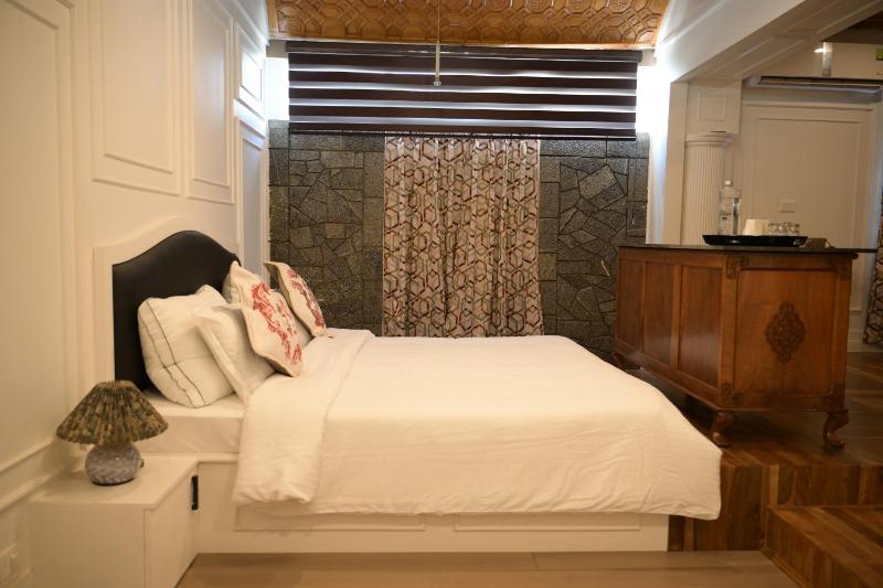 Tree of Life Lakeside Cottage Srinagar - image 2