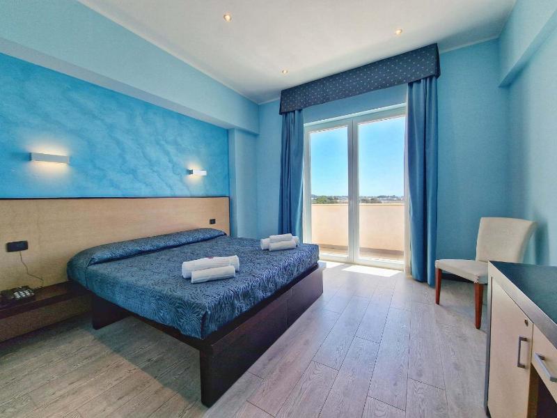 Double Room with Balcony and Sea View image 1