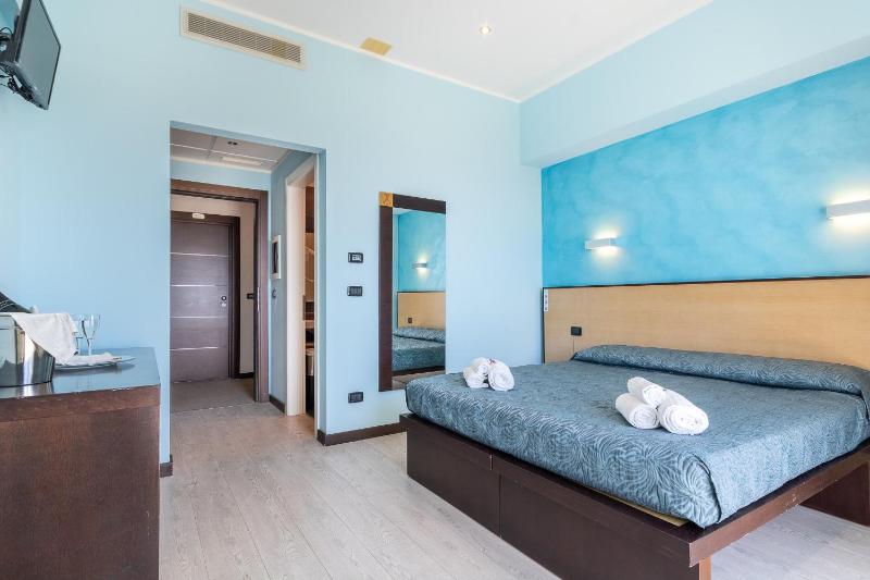 Double Room with Balcony and Sea View image 3
