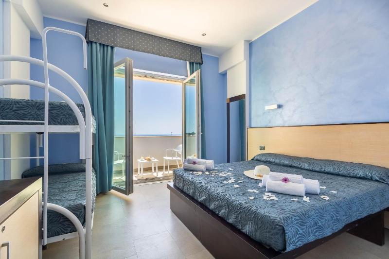 Triple Room with Balcony and See View  image 3