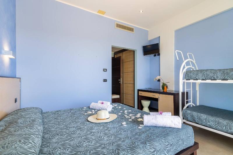 Triple Room with Balcony and See View  image 4