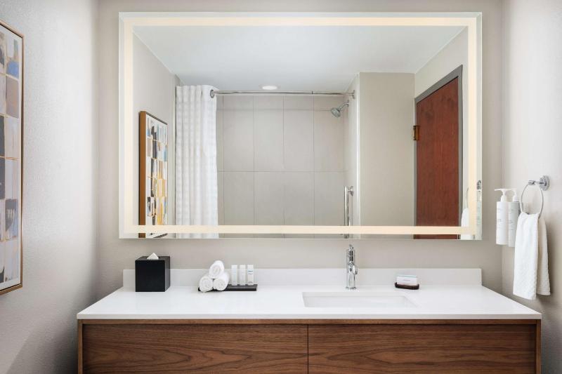One-Bedroom King Suite - Hearing Access image 4