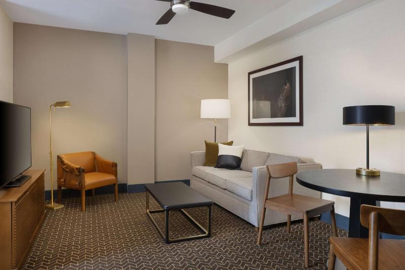 Two-Room King Suite with Atrium or Exterior View image 3