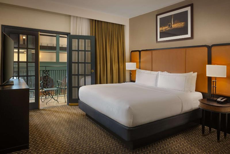 Two-Room King Suite with Balcony and Atrium View image 4