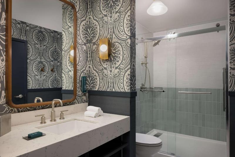 Two-Room King Suite with Atrium or Exterior View image 2