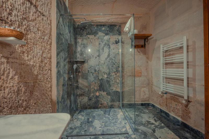 Deluxe Double Room (2 Adults + 1 Child) image 3