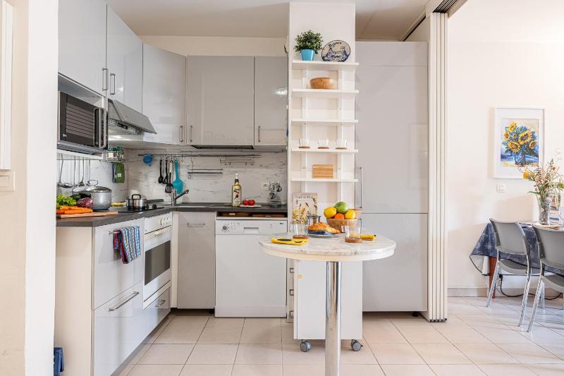 Queen Garden Apartment - Happy Rentals - image 2