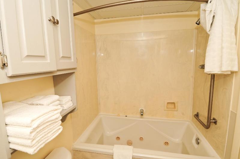 2 Room Oceanfront Efficiency Suite with 2 Queen Beds and 1 Sleeper Sofa - T1 image 2