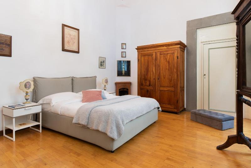 Santo Spirito Frescoed 6 sleeps apartment - image 8
