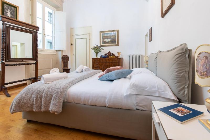 Santo Spirito Frescoed 6 sleeps apartment - image 4