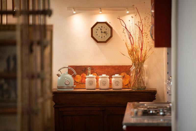 Santo Spirito Frescoed 6 sleeps apartment - image 7