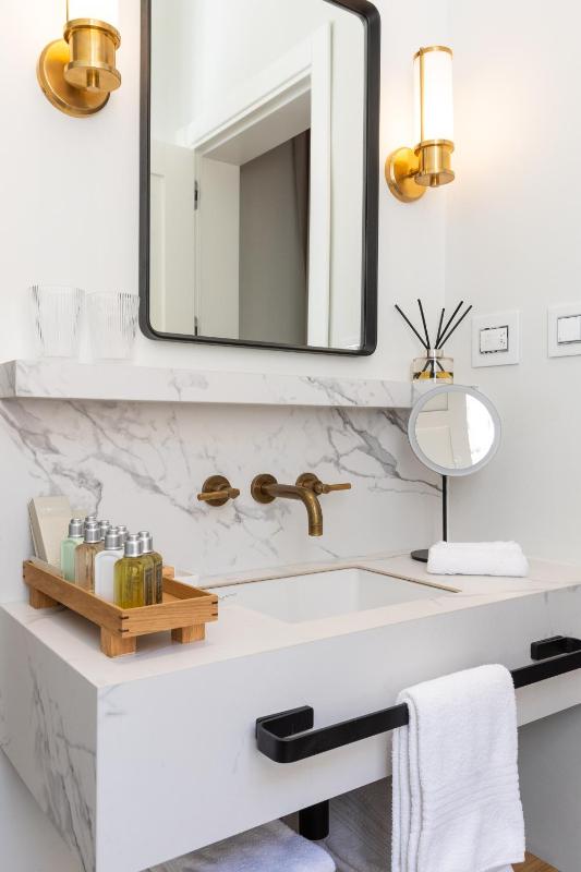 Deluxe King Room image 3