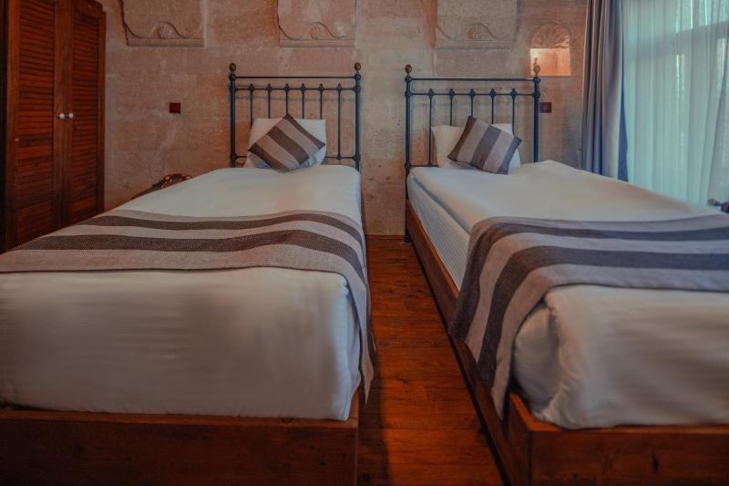 Twin Room image 3