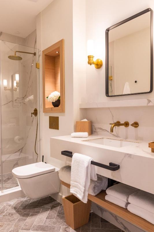 Junior Suite with Balcony image 3