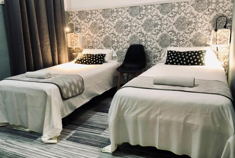 Economy Twin Room image 4