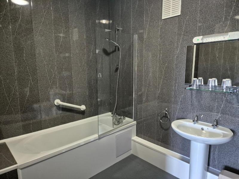 Standard Twin Room image 4