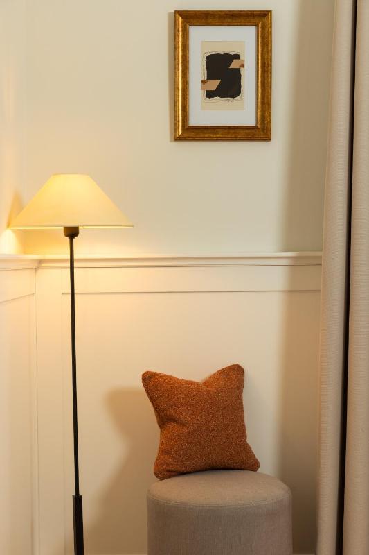 Deluxe King Room image 4