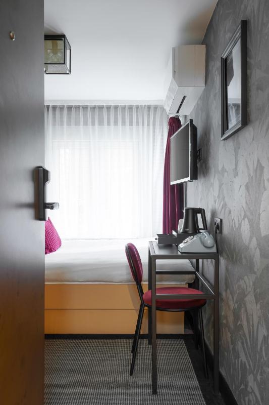 Souterrain Small Double Room (Below Street Level with Limited View, no lift access) image 3