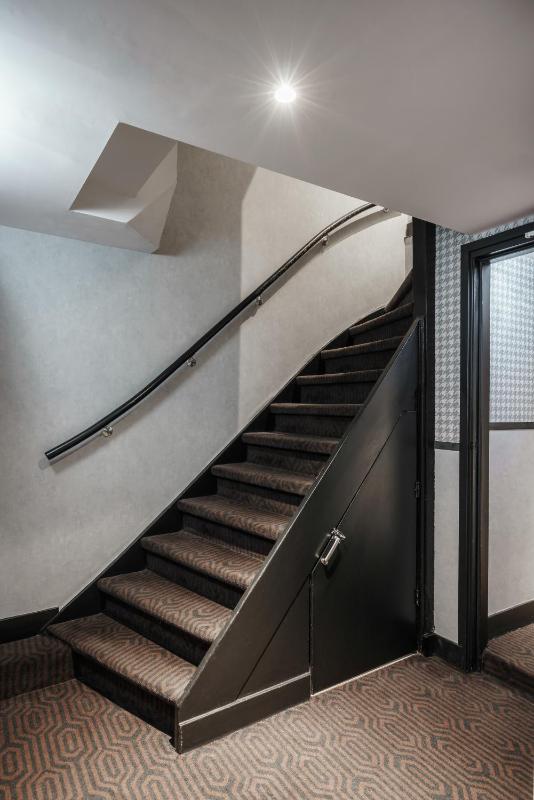 Souterrain Small Double Room (Below Street Level with Limited View, no lift access) image 4