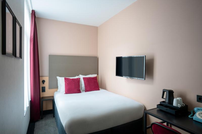 Small Double Room image 3