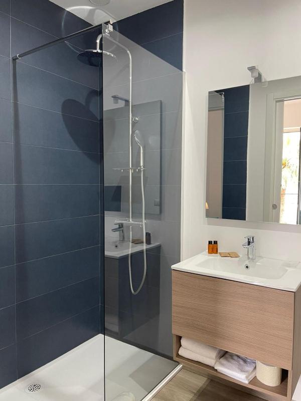 Deluxe Double or Twin Room with Balcony and Sea View image 1