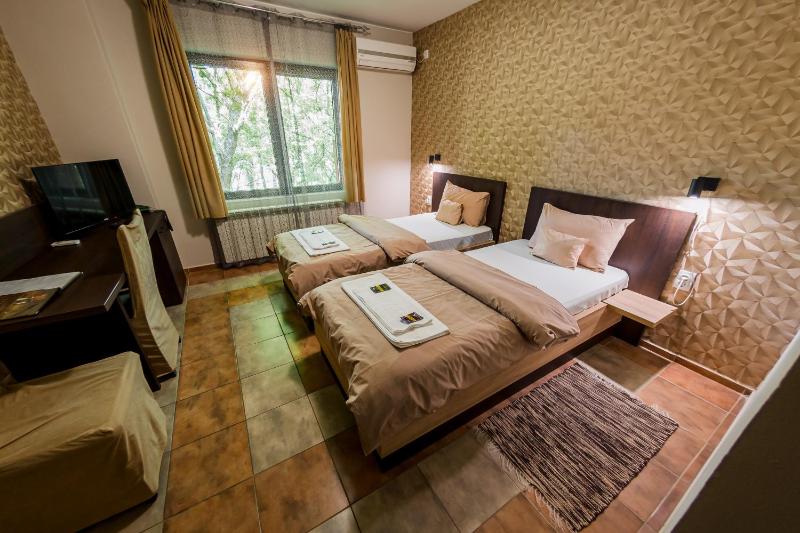 Twin Room with Private Bathroom image 3