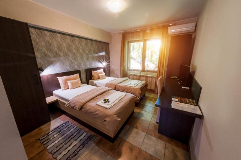 Twin Room with Private Bathroom image 1