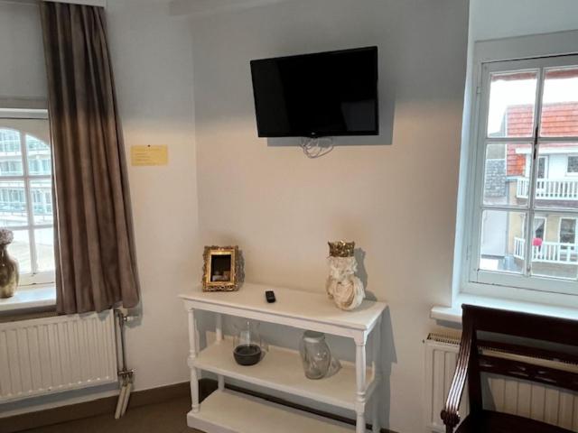 Family Room (4 Adults) image 3