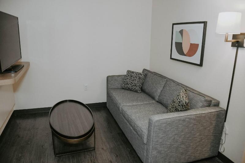 Premium King Room image 2