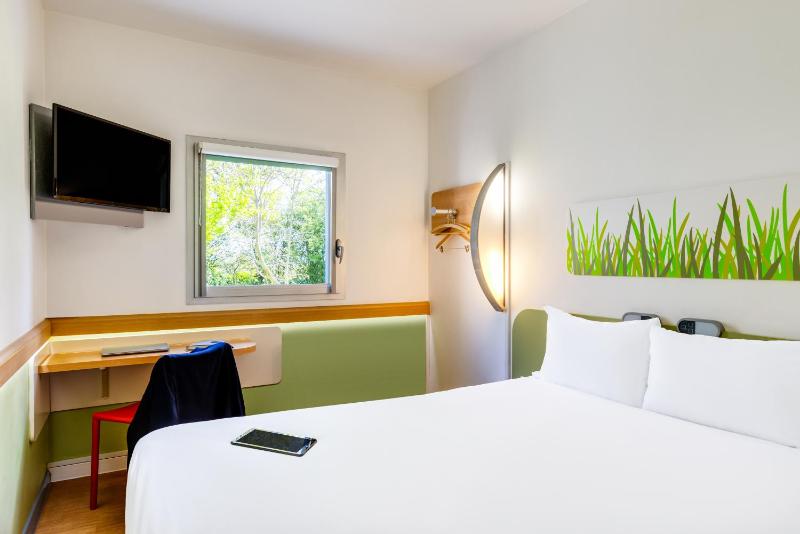 Classic Double Room image 2