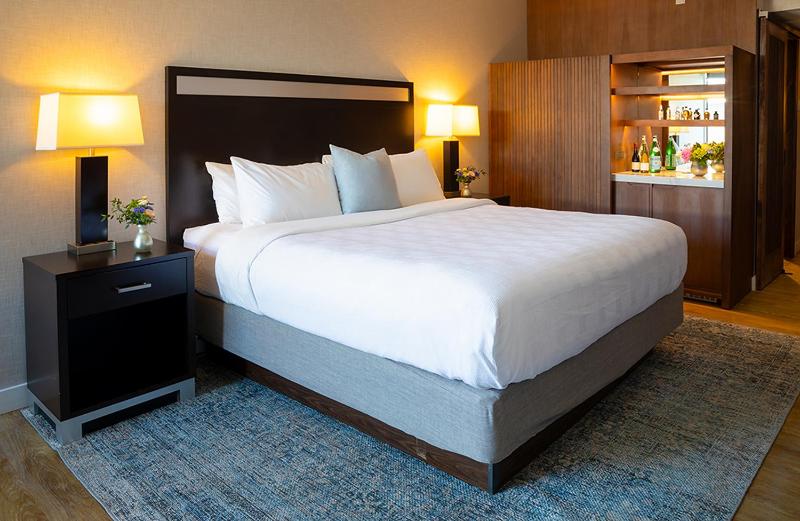 Standard King Room image 1