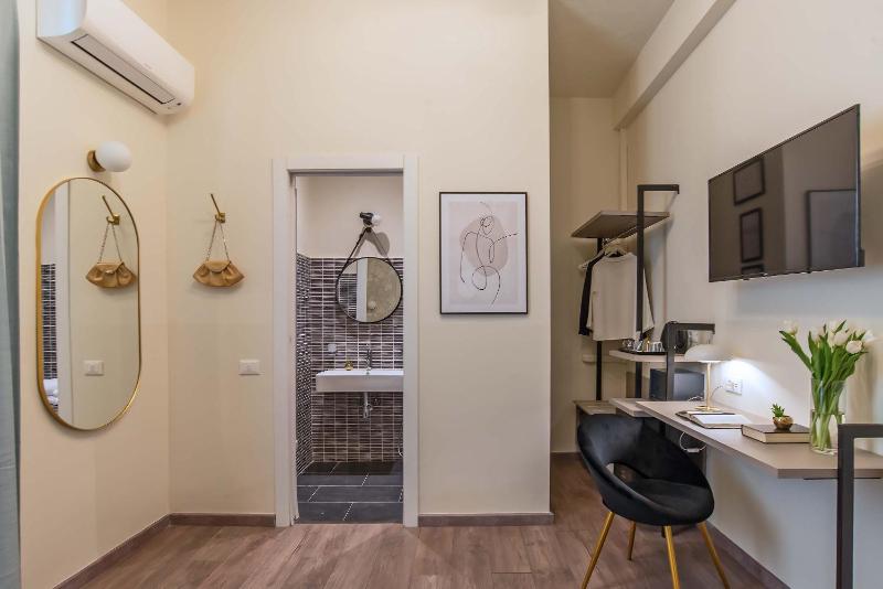 Double Room image 3