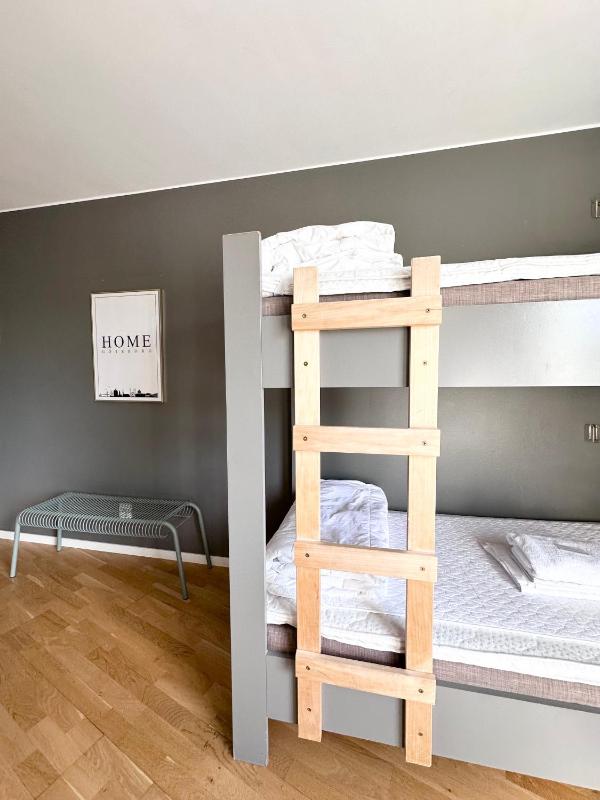 Economy Twin Room with Shared Bathroom image 4