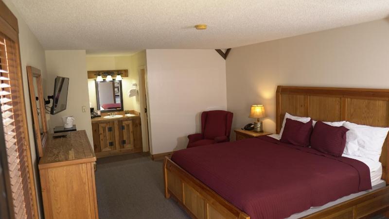 King Room with Lake View image 4