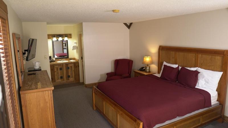 King Room with Lake View image 3