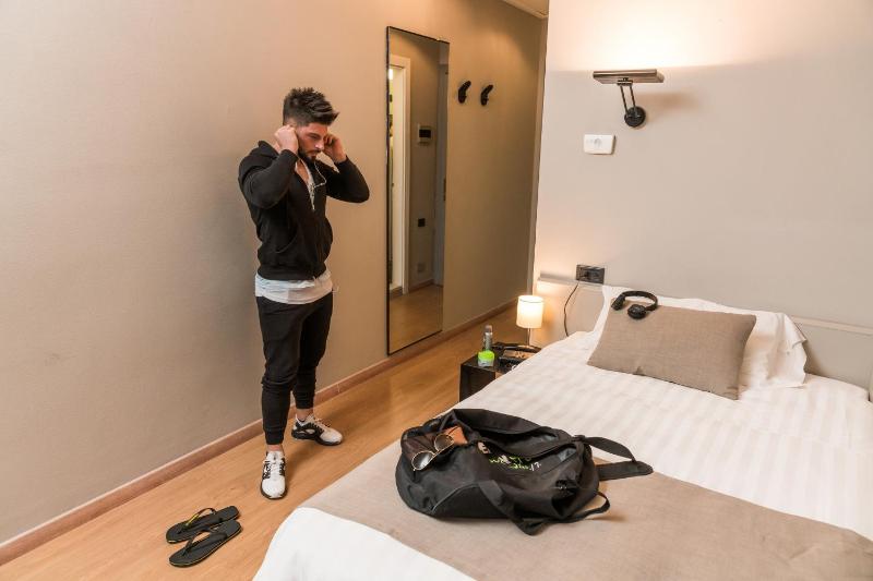 Young Single Room image 4