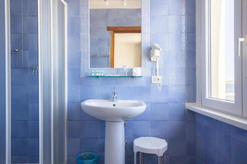 Single Room with Sea View image 4