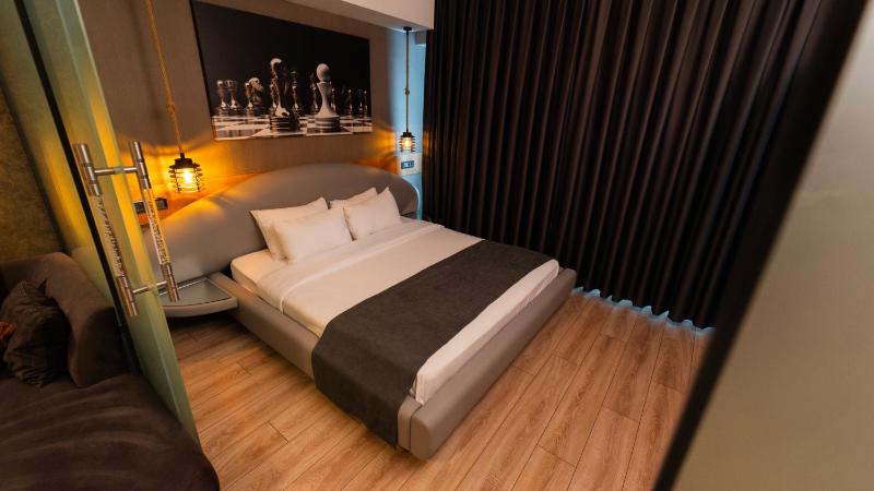 Two Bedrooms Suite with 1 Queen 2 Twin Beds image 1