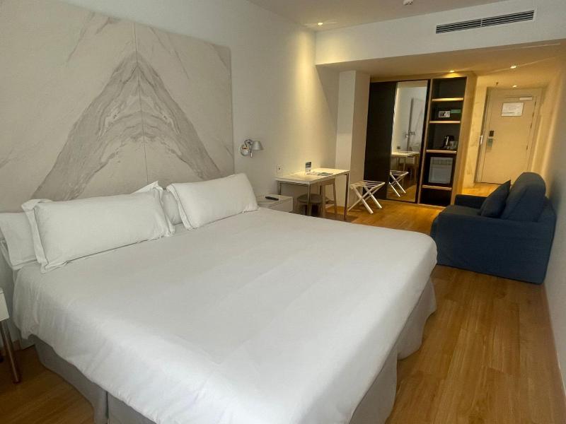 Standard Double Room image 3
