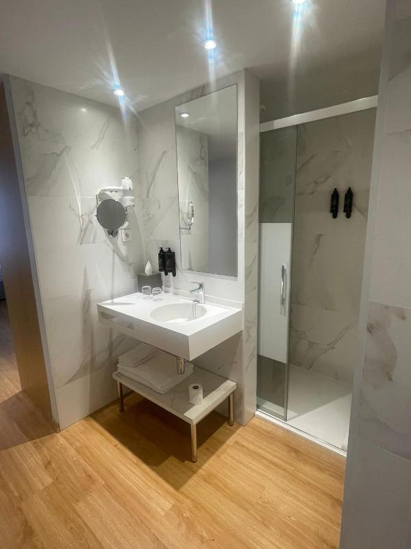 Standard Double Room image 2
