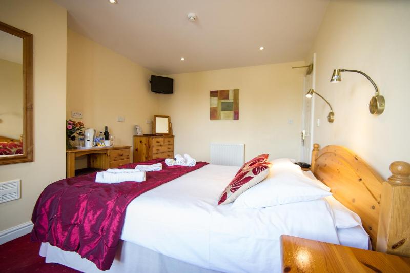 Superior Double Room with Balcony image 3