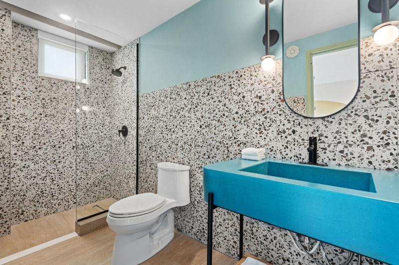 2 Bedroom Apartment West With Balcony image 2