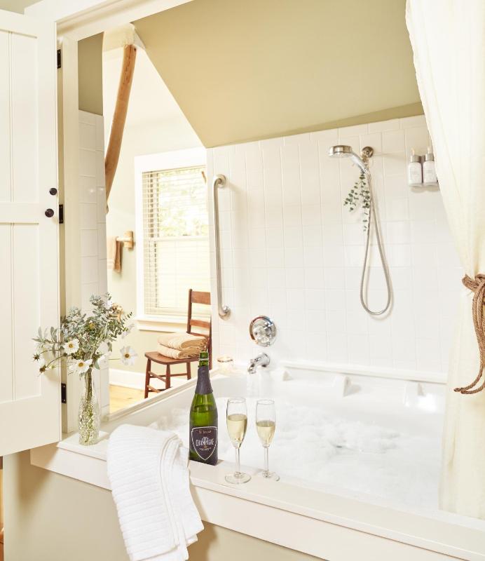 Queen room with Spa Bath- Silver Maple image 3