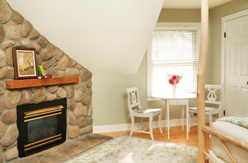 Queen room with Spa Bath- Silver Maple image 2
