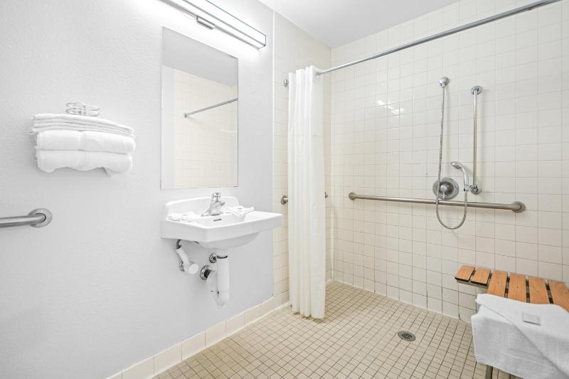 Double Room - Disability Access - Roll In Shower image 2
