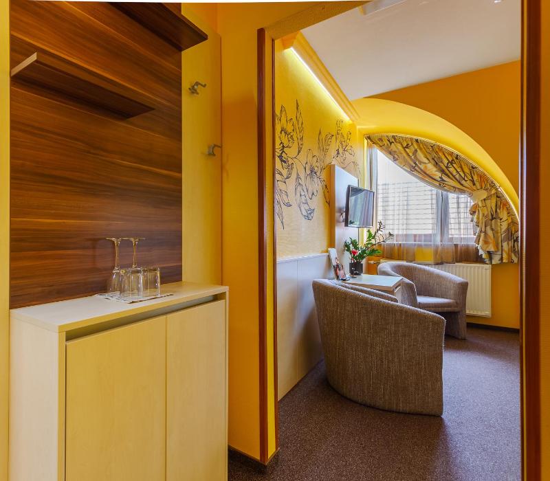 Two Connecting Double Rooms image 3