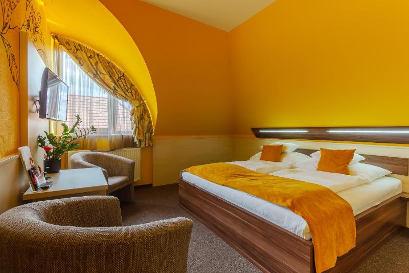 Double Room image 3