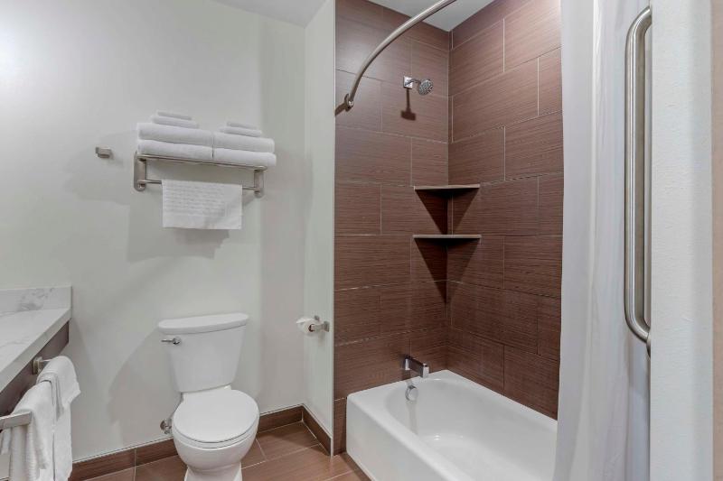 Queen Room with Two Queen Beds - Hearing Accessible image 2