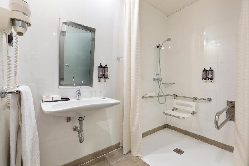 Double or Twin Room image 3