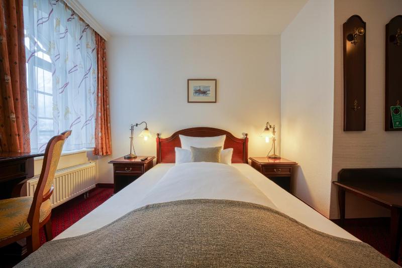 Single Room with Sea View image 4
